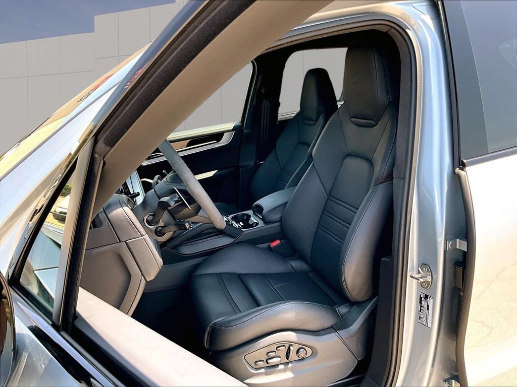 Certified 2026 Porsche Cayenne GTS AWD/4WD image 5