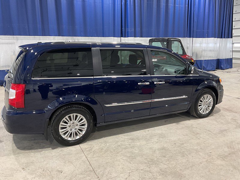Used 2014 Chrysler Town & Country Limited w/ Luxury Group image 5
