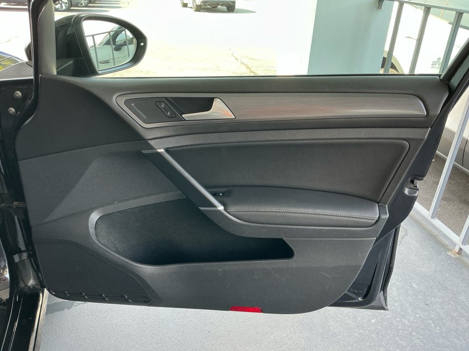 Used 2021 Volkswagen Golf 4-Door FWD image 36