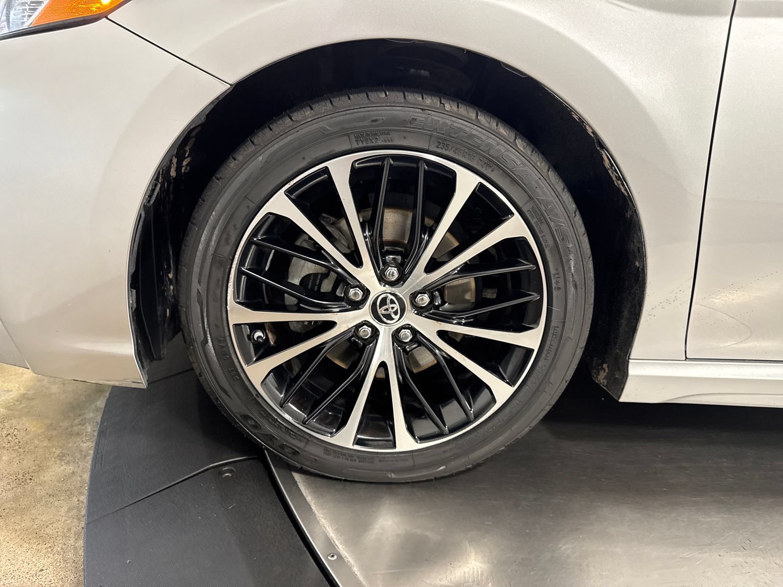 Used 2018 Toyota Camry SE FWD image 2