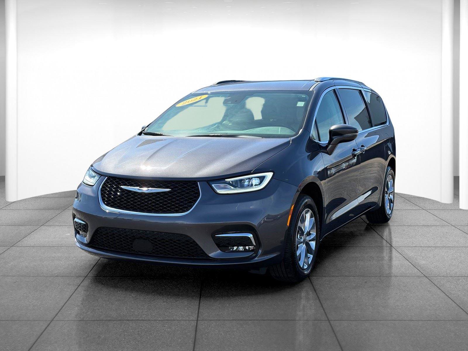 Used 2021 Chrysler Pacifica Touring-L image 3