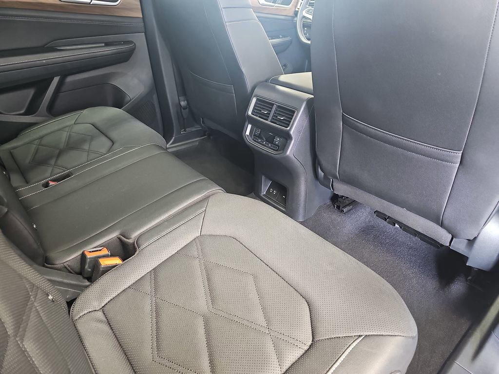 Used 2025 Volkswagen Atlas SE FWD image 11