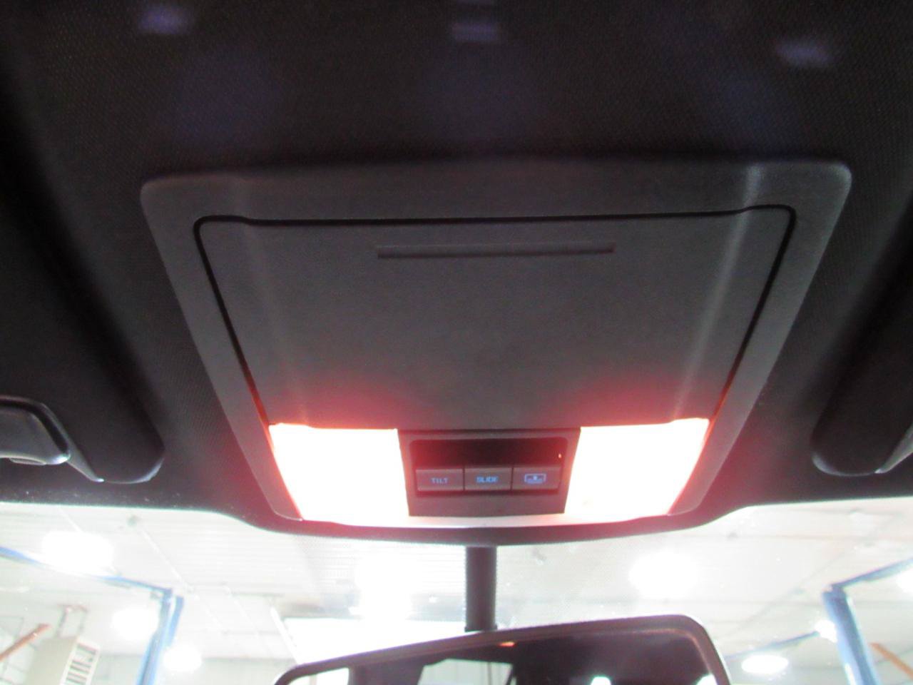 Used 2017 Ford Explorer XLT w/ Equipment Group 202A AWD/4WD image 23