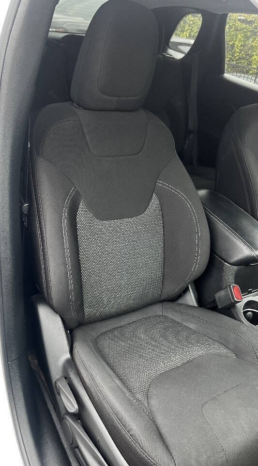 Used 2019 Jeep Cherokee Latitude w/ Popular Appearance Group FWD image 18