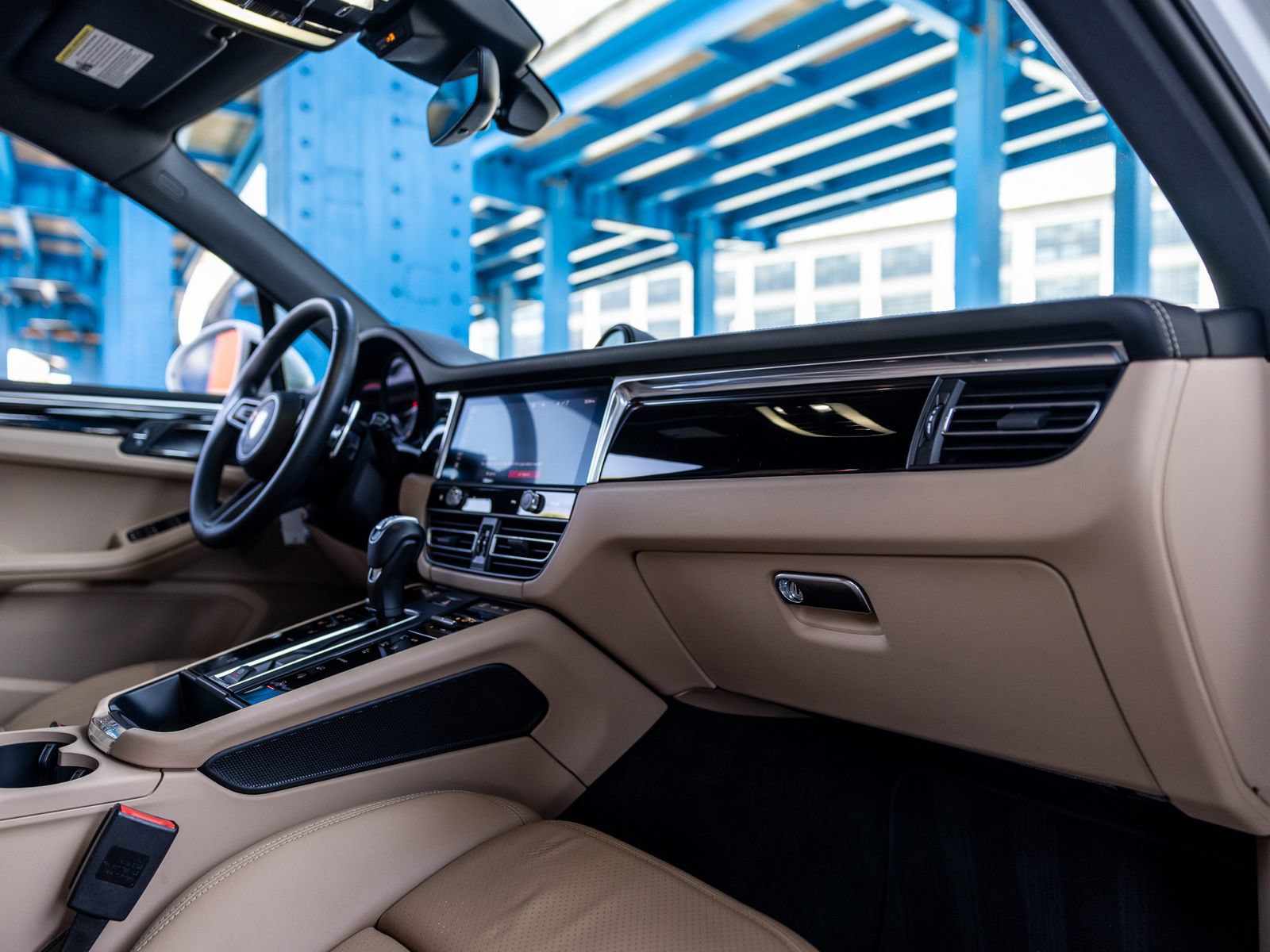 Certified 2024 Porsche Macan AWD/4WD image 32
