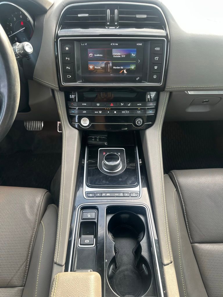 Used 2018 Jaguar F-PACE R-Sport image 16