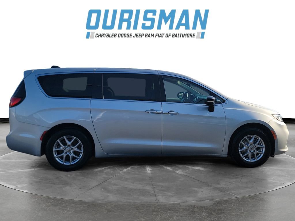 Used 2024 Chrysler Pacifica Touring-L FWD image 7