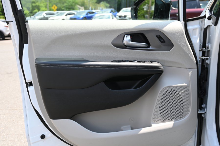 Used 2024 Chrysler Pacifica Touring-L FWD image 22