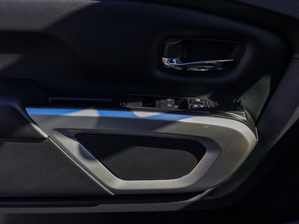 Used 2023 Nissan Titan SV image 23