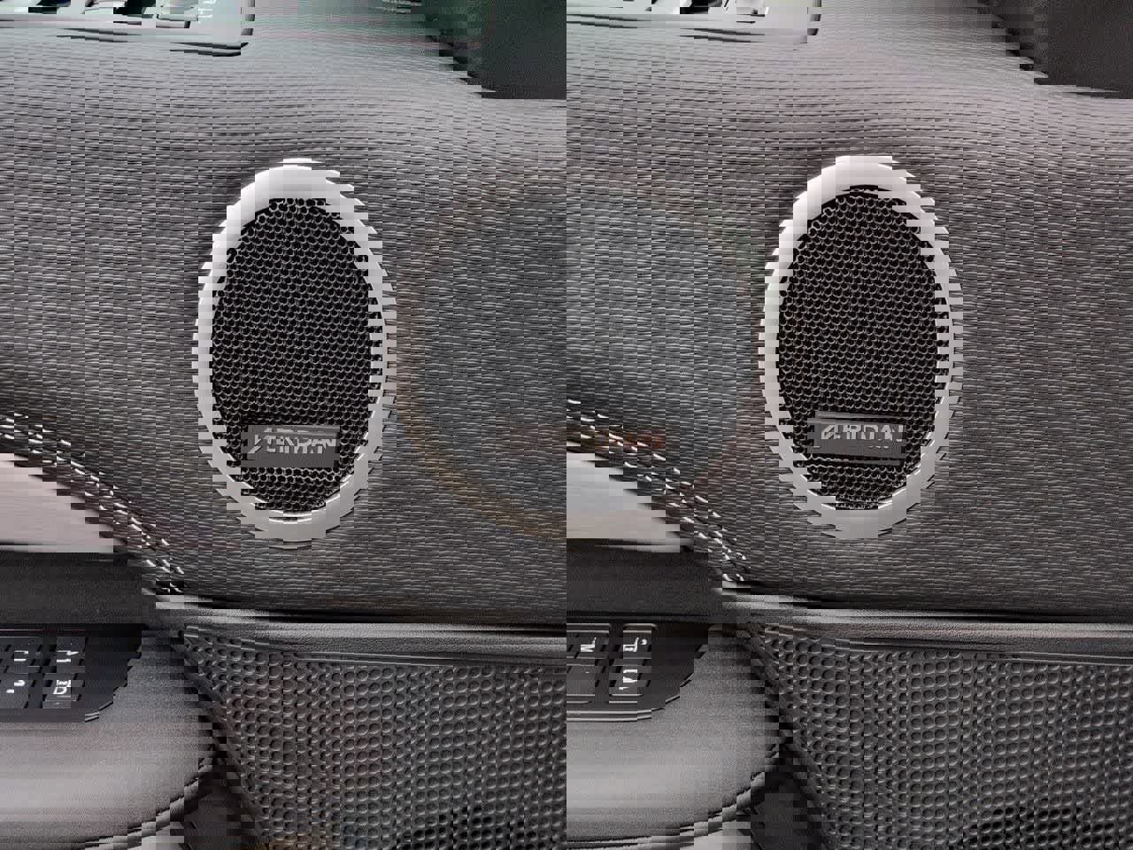 Used 2025 Land Rover Discovery Dynamic SE image 32