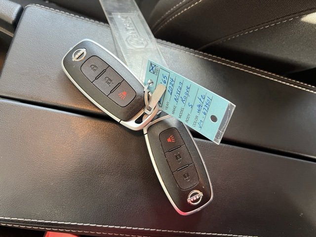 Used 2024 Nissan Rogue S image 15