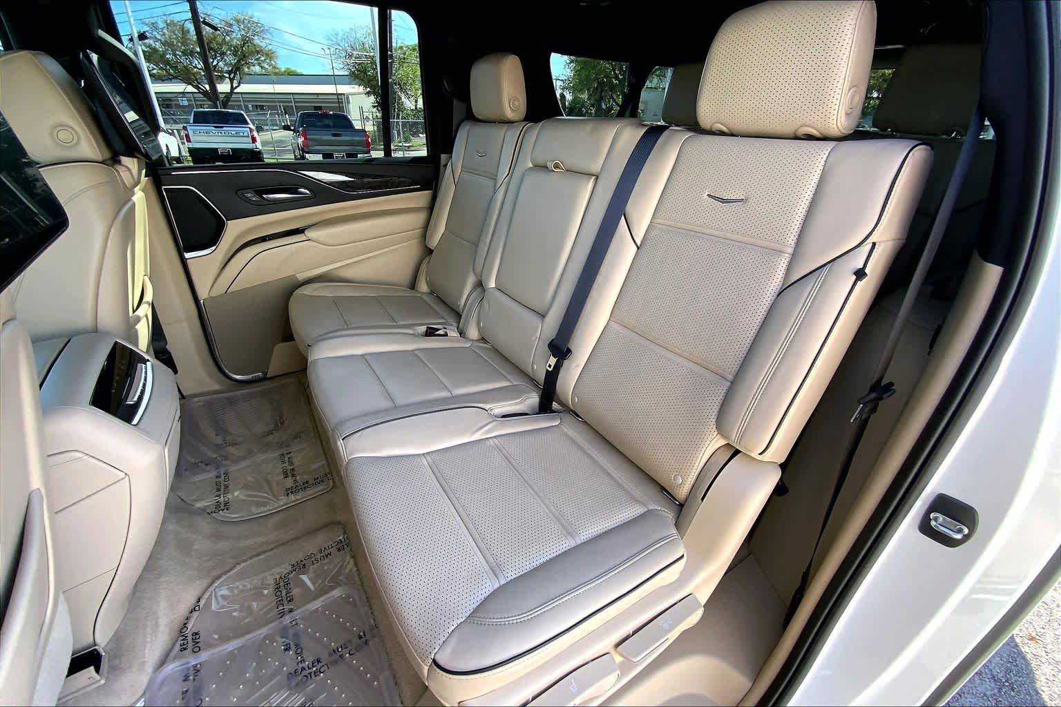 Used 2021 Cadillac Escalade ESV Premium Luxury w/ LPO, Illumination Package RWD image 21