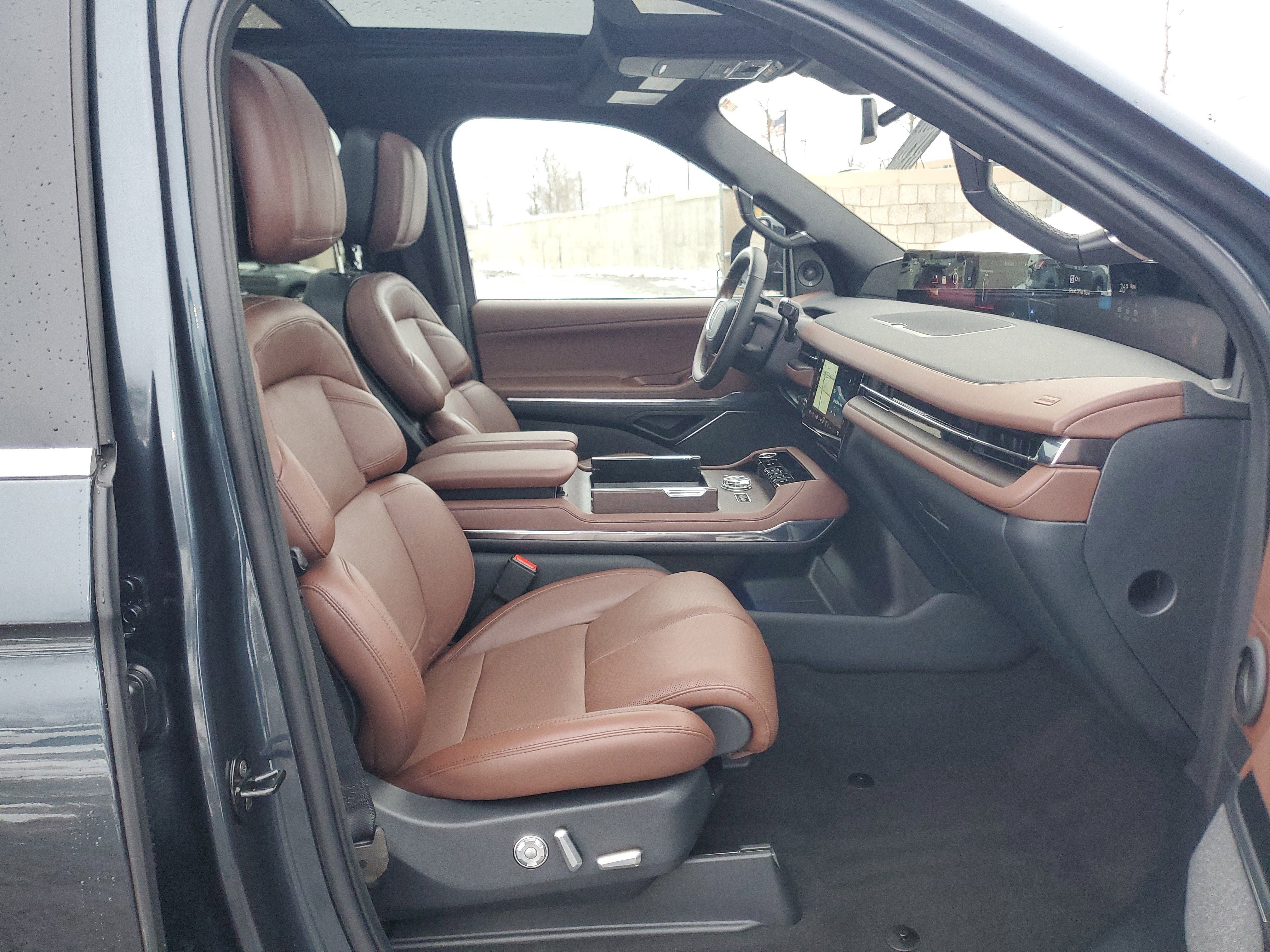 Certified 2025 Lincoln Navigator Reserve image 9