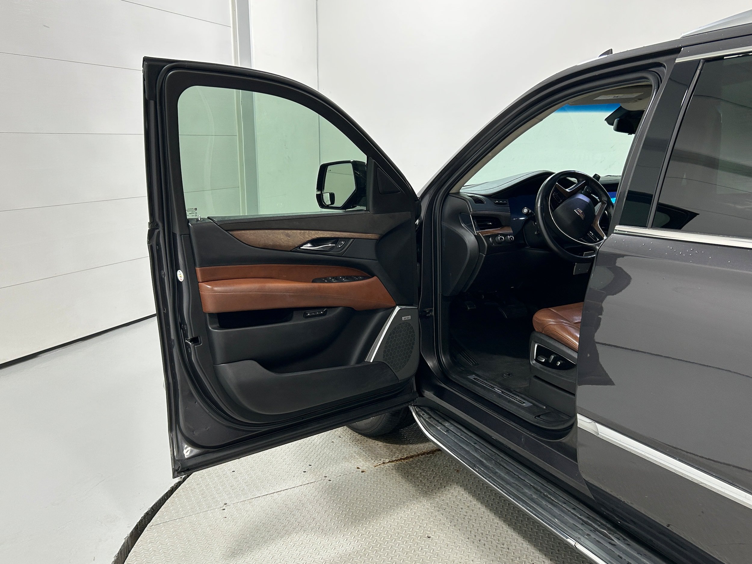 Used 2017 Cadillac Escalade Luxury AWD/4WD image 25