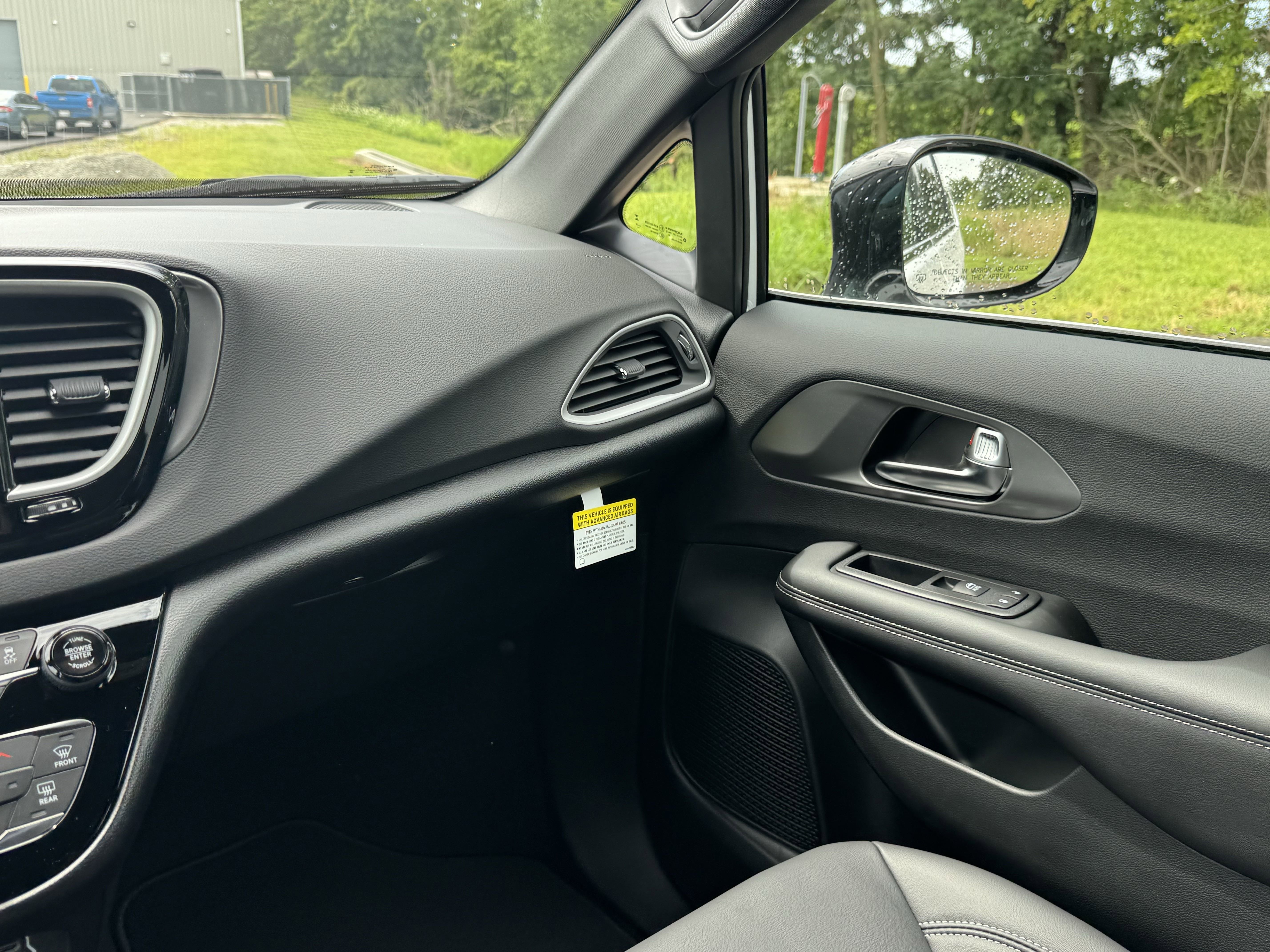 New 2025 Chrysler Voyager LX image 18