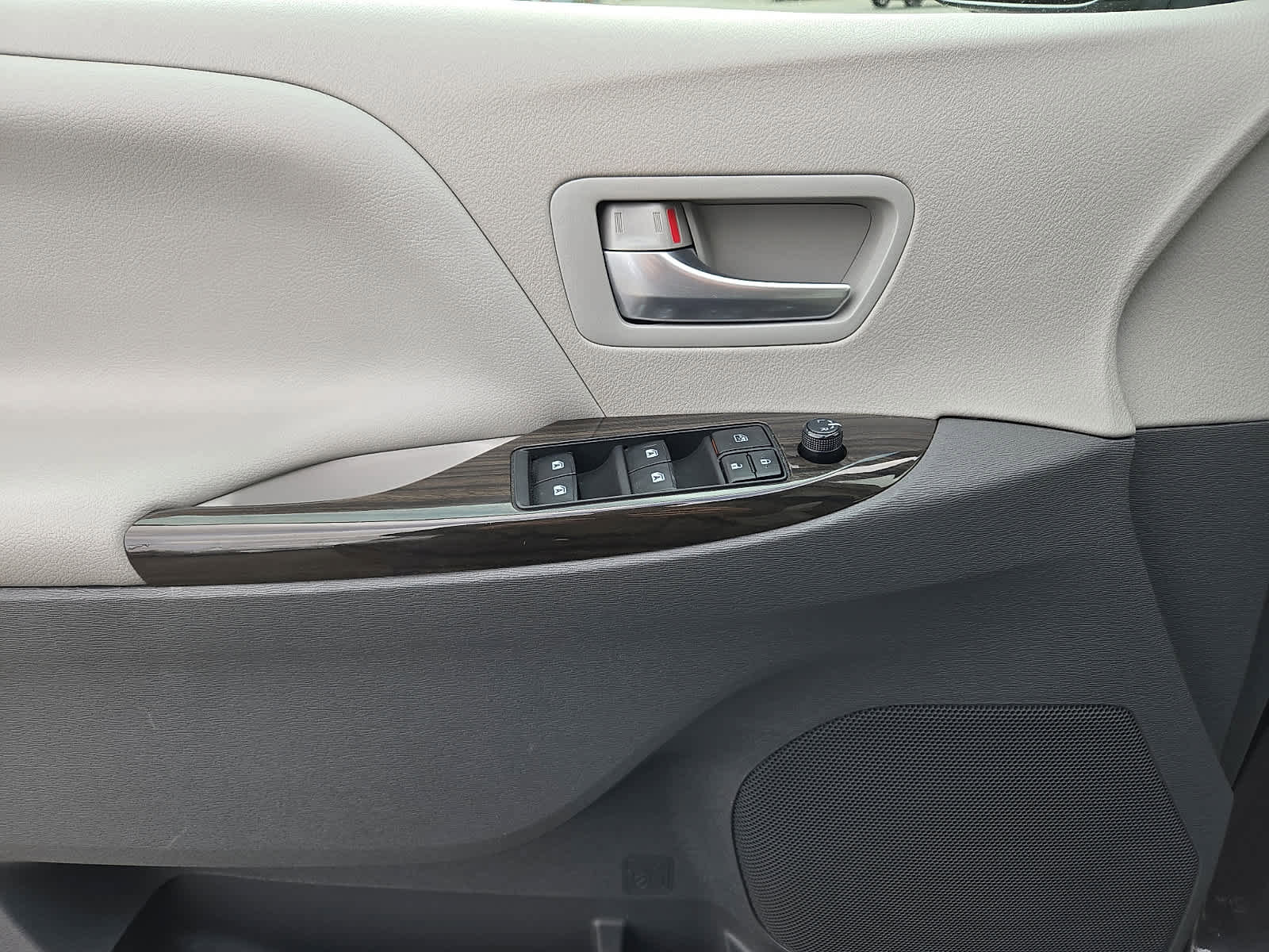 Used 2018 Toyota Sienna XLE FWD image 14