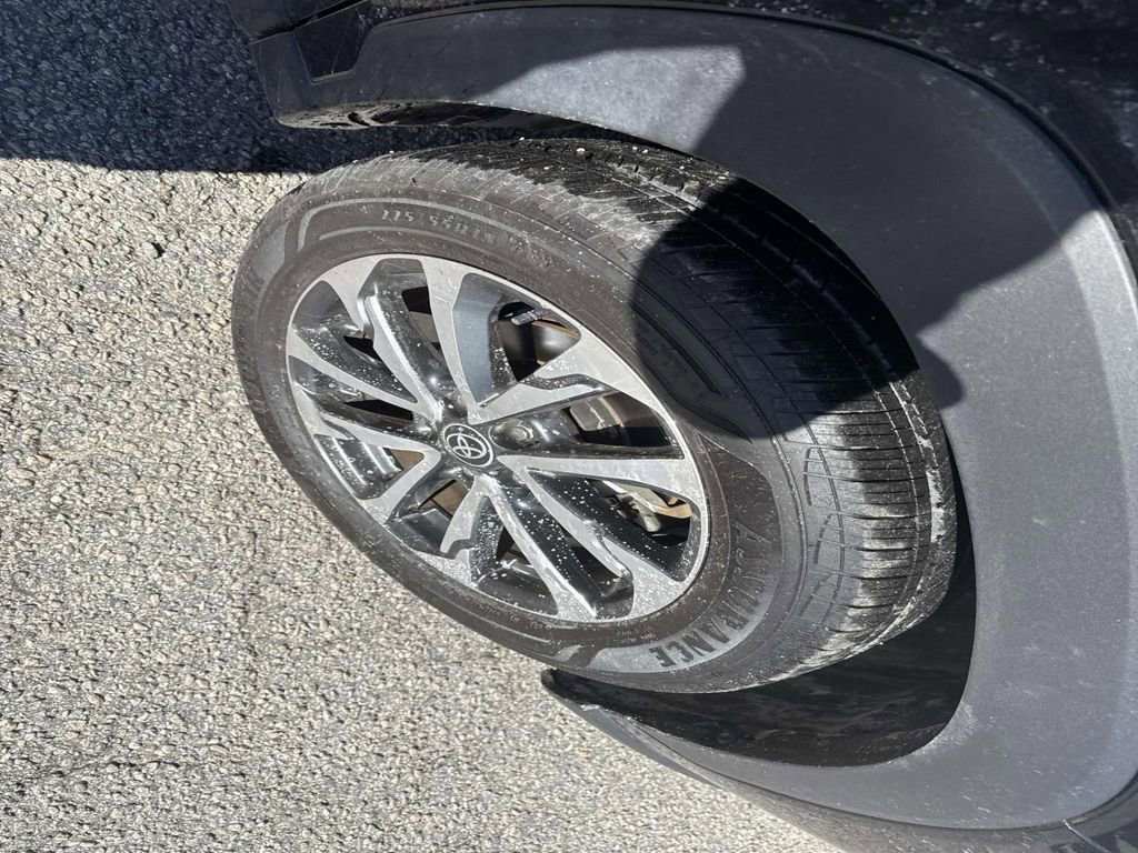 Used 2022 Toyota Corolla Cross XLE image 10