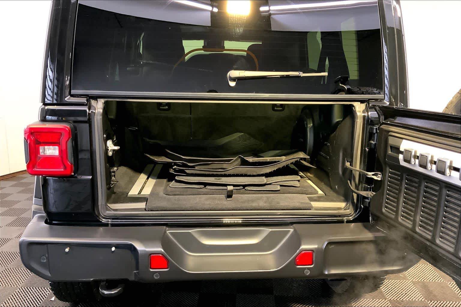 Used 2021 Jeep Wrangler Unlimited Sahara AWD/4WD image 35