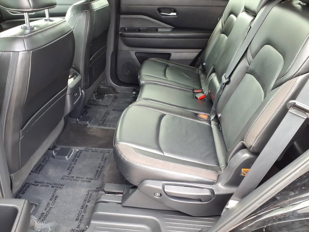 Used 2023 Nissan Pathfinder SL w/ Black Appearance Package image 13