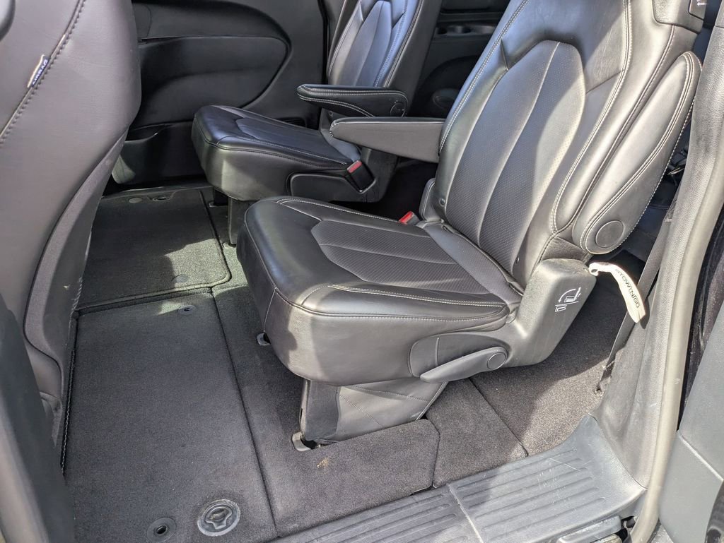 Used 2025 Chrysler Pacifica Select image 26