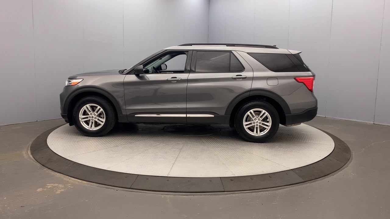 Used 2021 Ford Explorer XLT w/ Equipment Group 202A AWD/4WD image 2