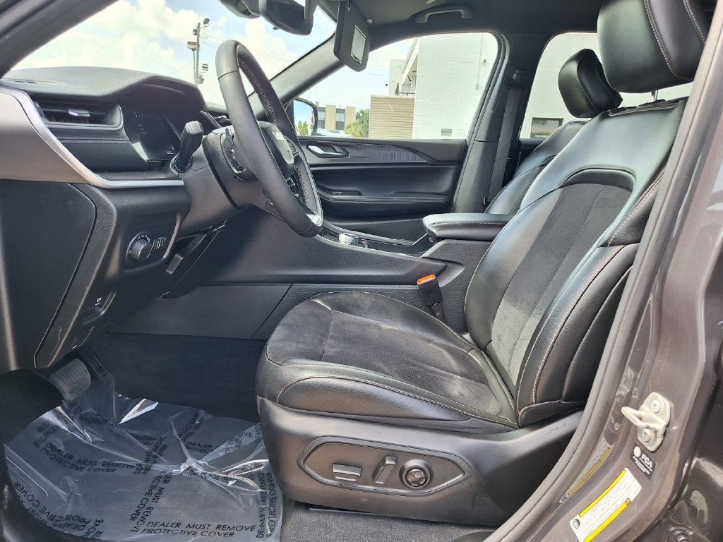 Used 2024 Jeep Grand Cherokee L Laredo AWD/4WD image 14