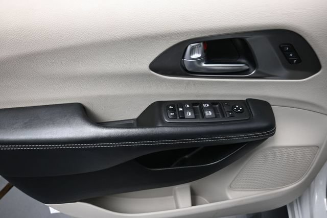 Used 2023 Chrysler Pacifica Touring-L FWD image 13