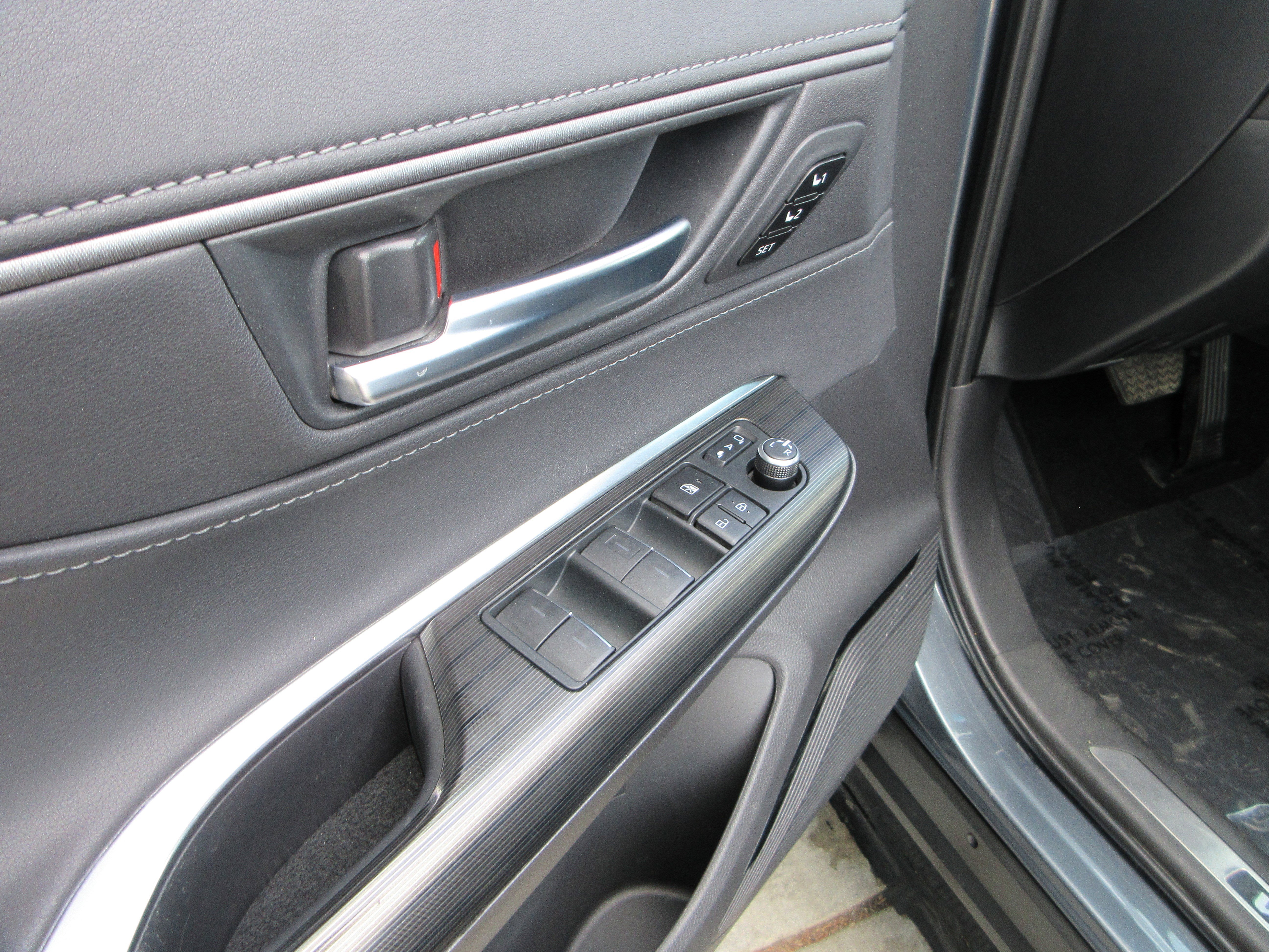 Used 2024 Toyota Venza XLE image 28