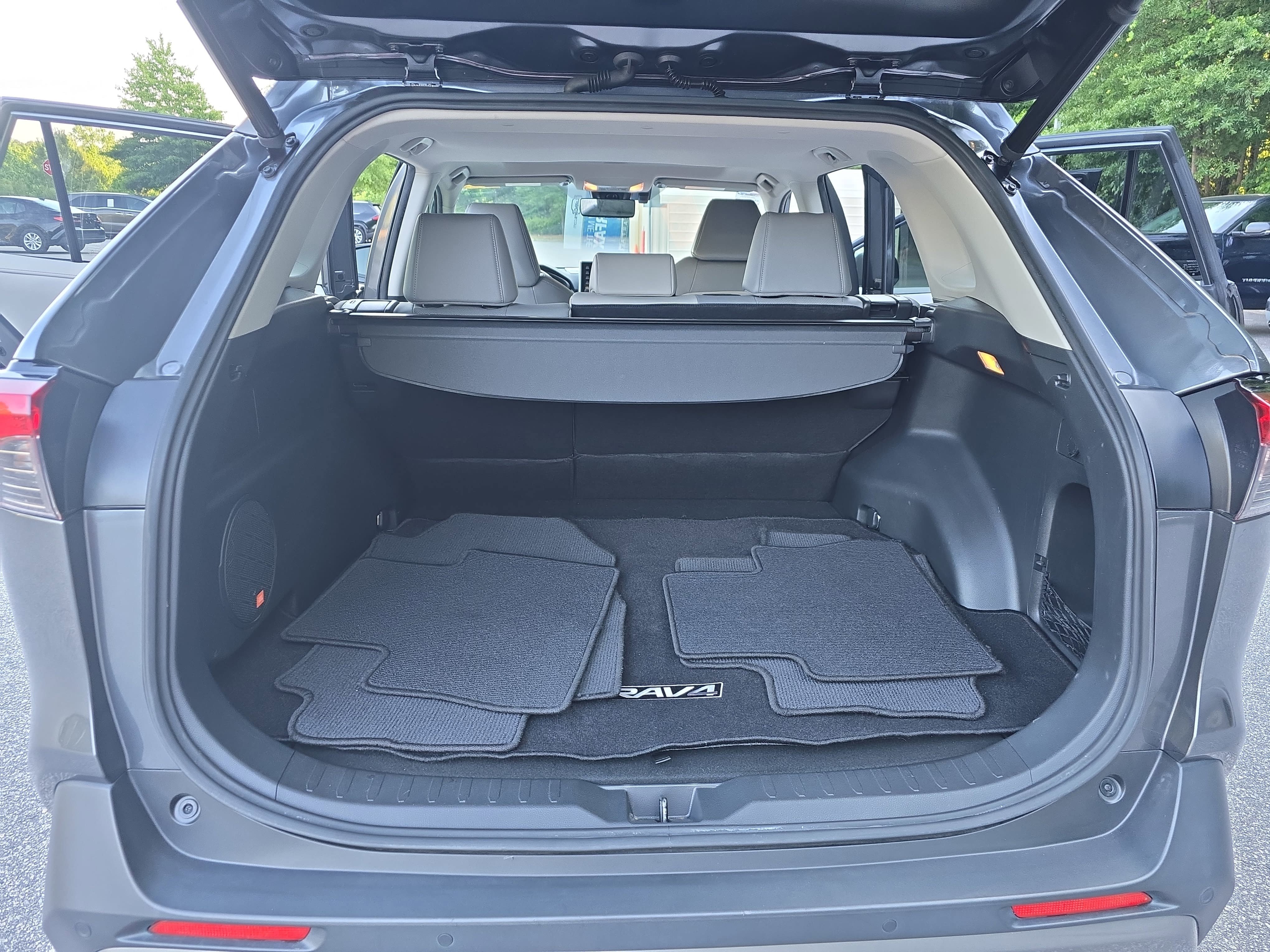 Used 2019 Toyota RAV4 Limited w/ Advanced Technology Package FWD image 12