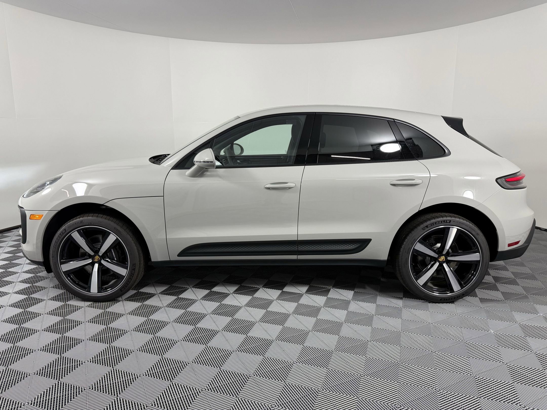 New 2025 Porsche Macan image 2