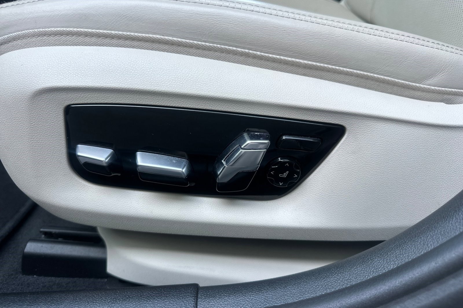 Certified 2023 BMW 530e xDrive w/ Executive Package image 14