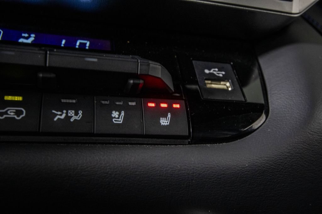 Used 2025 Toyota Sequoia Platinum AWD/4WD image 29