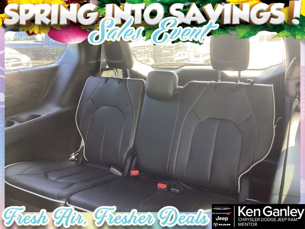 New 2026 Chrysler Pacifica Limited w/ Uconnect Theater Family Group image 17