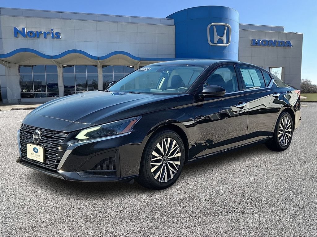 Used 2023 Nissan Altima 2.5 SV FWD image 2