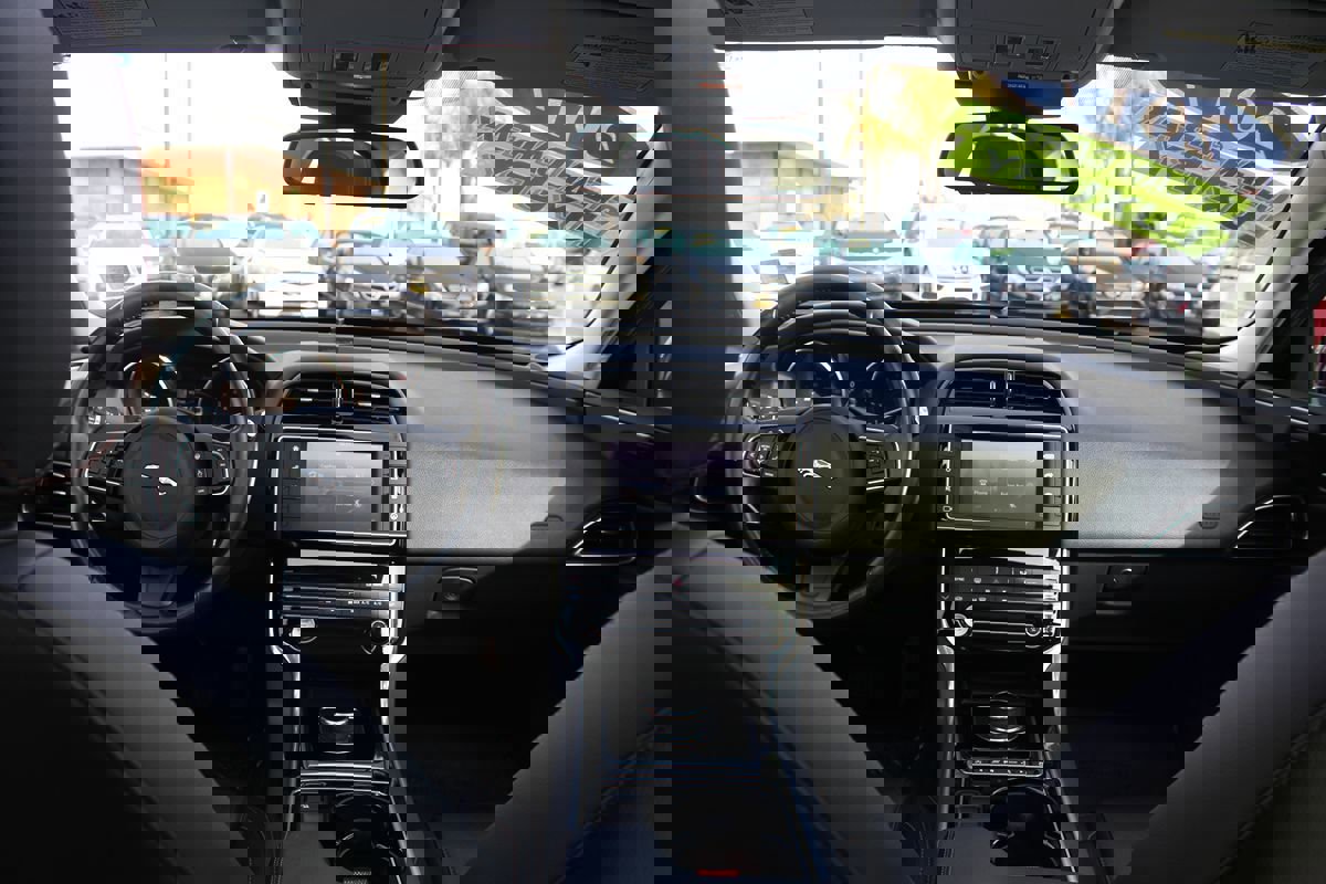 Used 2017 Jaguar XE Prestige image 27