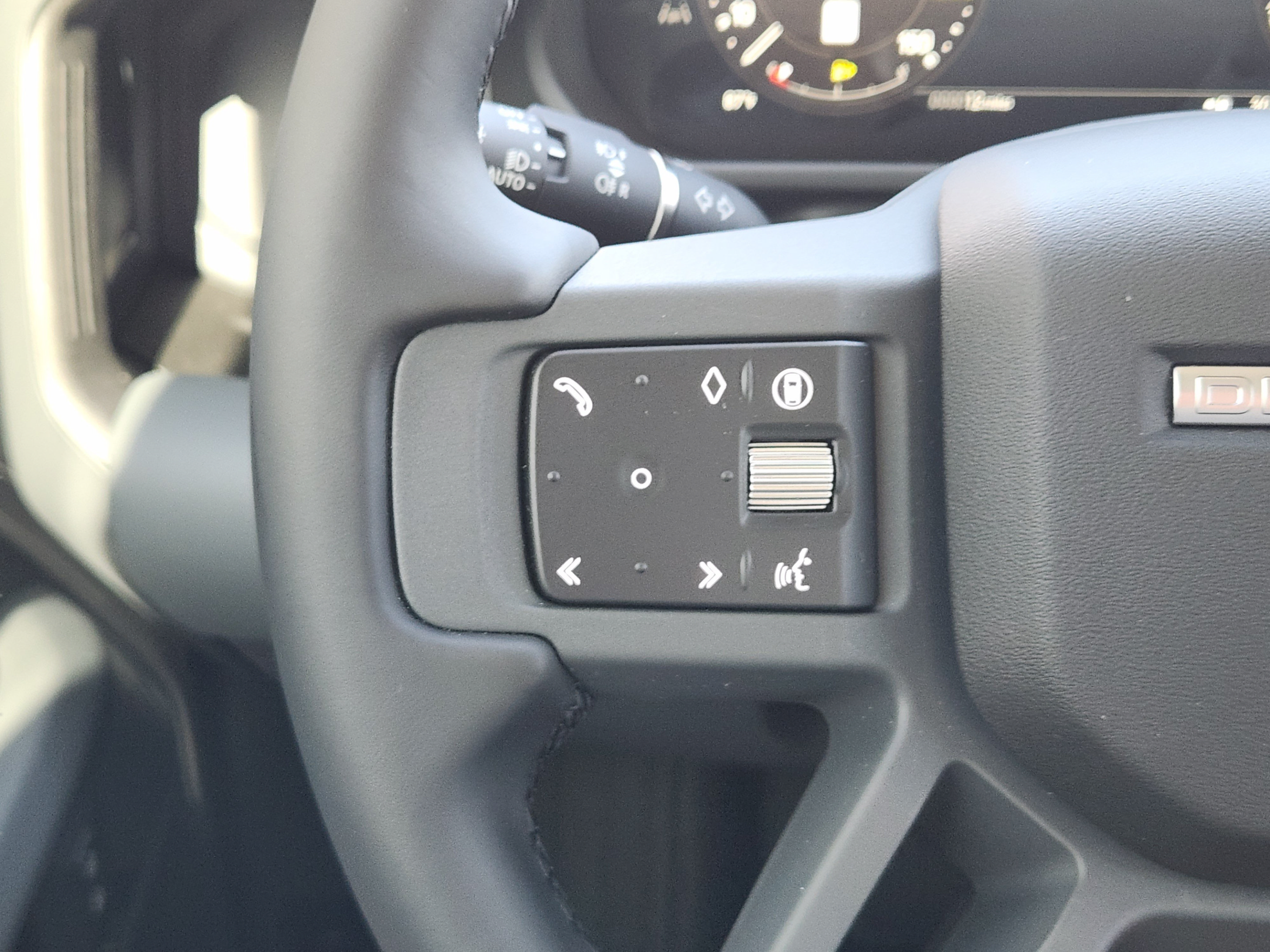 New 2026 Land Rover Defender 110 X-Dynamic SE AWD/4WD image 24