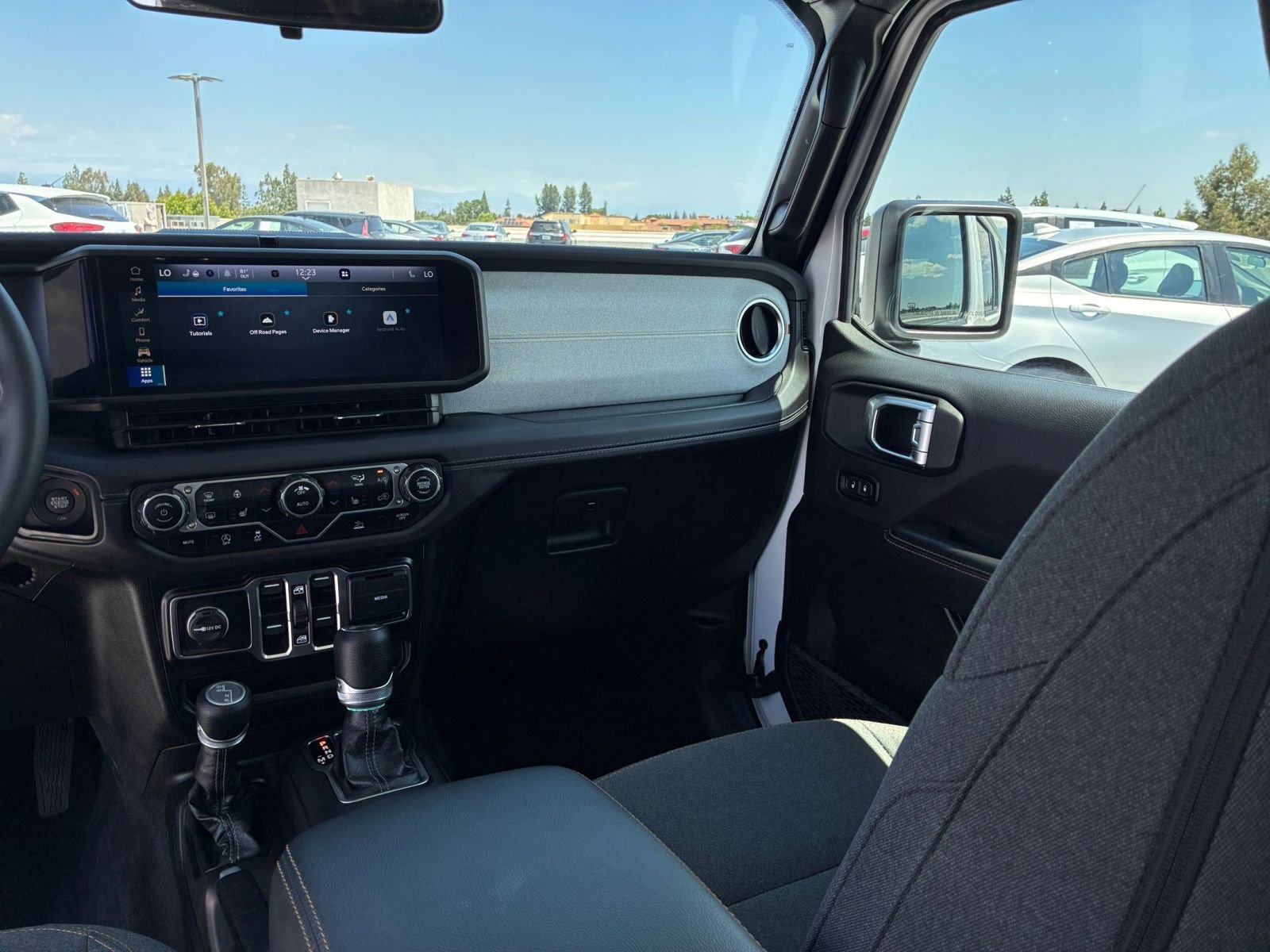 Used 2025 Jeep Wrangler Unlimited Sahara AWD/4WD image 34