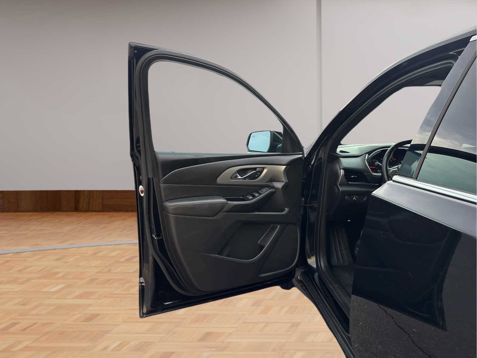 Used 2023 Chevrolet Traverse LT FWD image 9