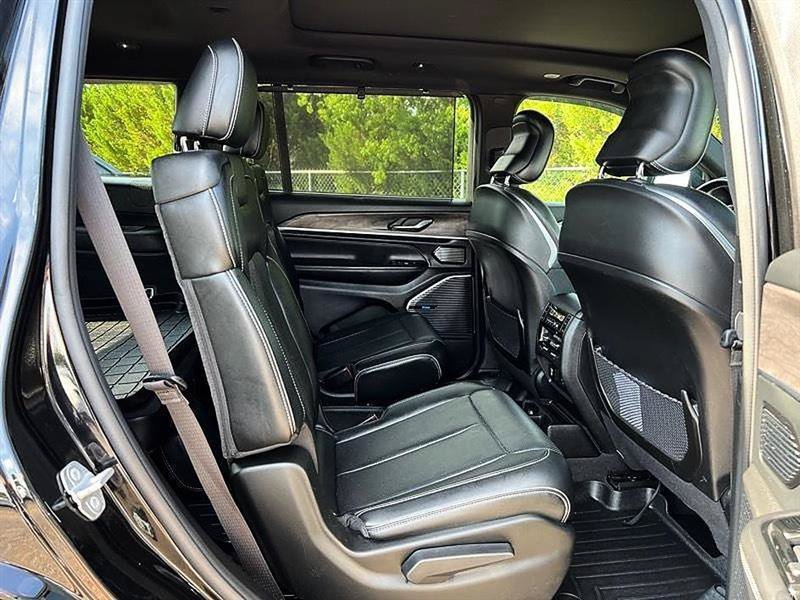 Used 2021 Jeep Grand Cherokee L Overland w/ Luxury Tech Group IV AWD/4WD image 43