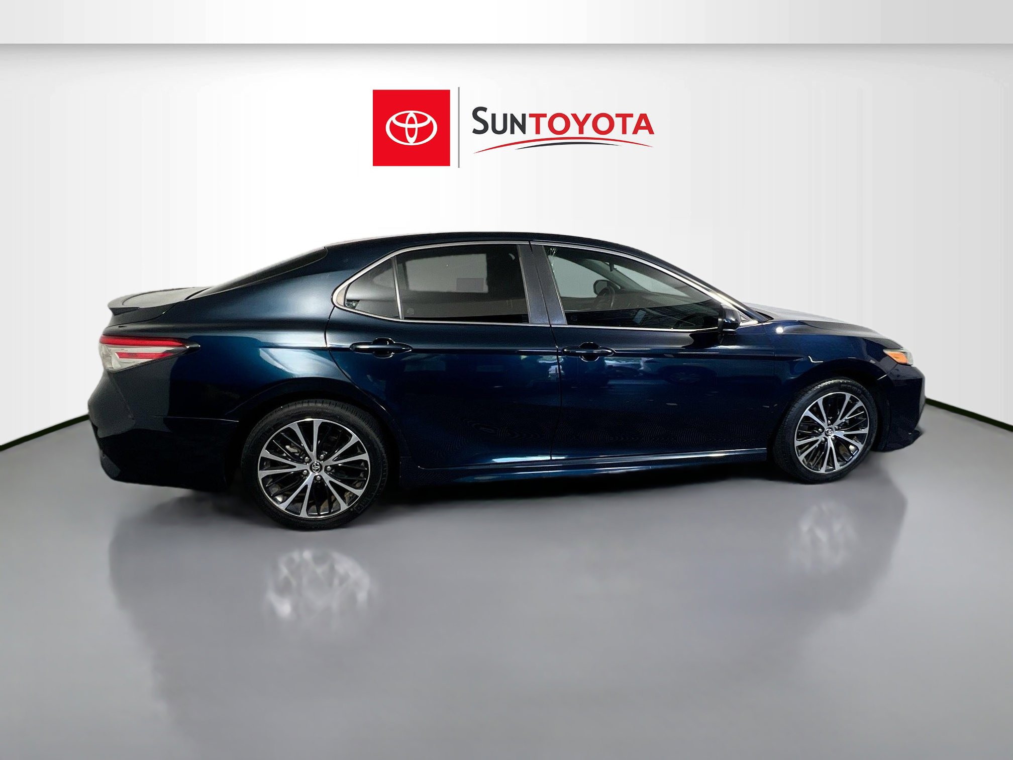 Used 2018 Toyota Camry SE FWD image 2