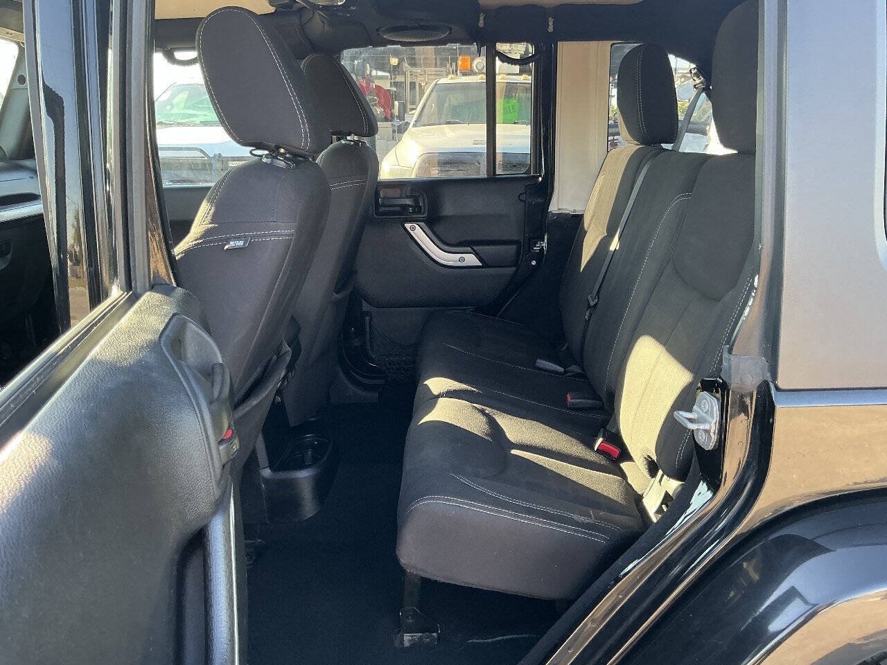 Used 2014 Jeep Wrangler Unlimited Sahara w/ Connectivity Group AWD/4WD image 13