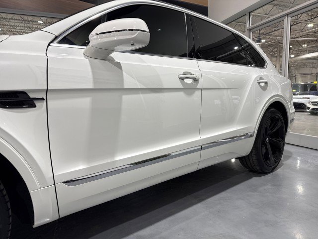 Used 2018 Bentley Bentayga image 25