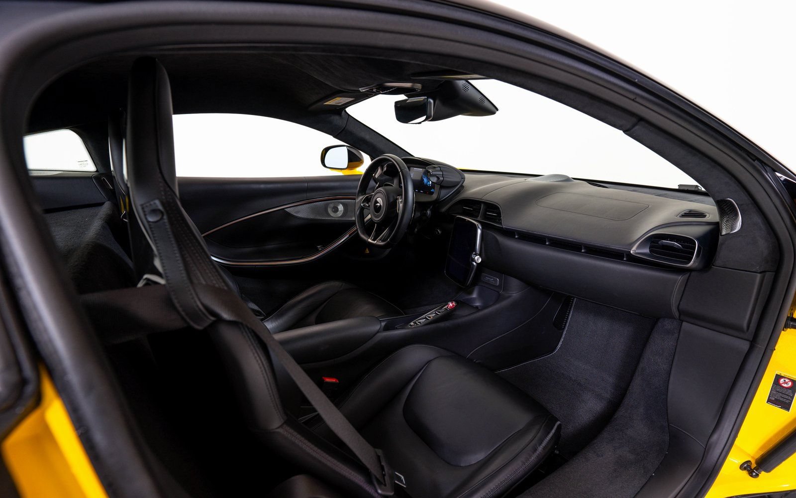 Used 2023 McLaren Artura RWD image 19
