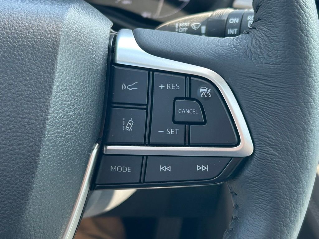 Used 2025 Toyota Sienna XLE image 44