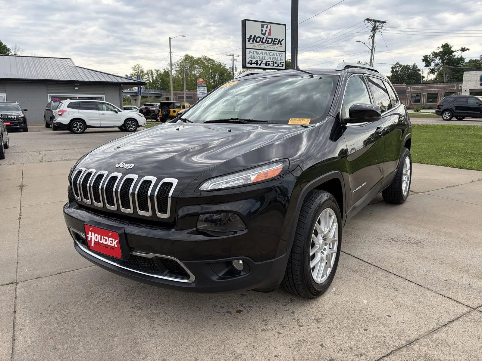 Used 2015 Jeep Cherokee Limited w/ Luxury Group AWD/4WD image 3