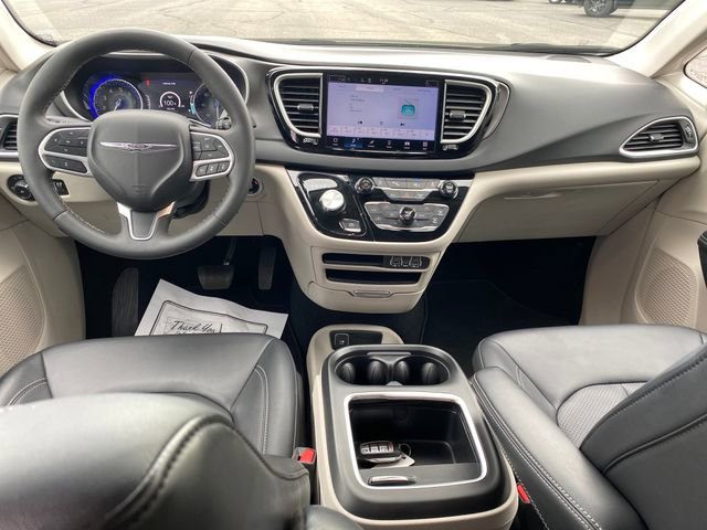 Used 2024 Chrysler Pacifica Touring-L FWD image 6