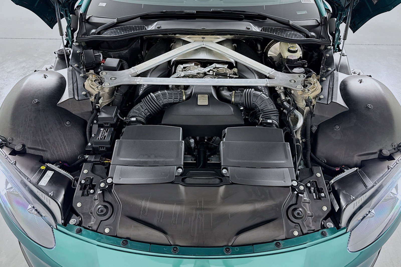 Used 2023 Aston Martin V8 Vantage Roadster image 11