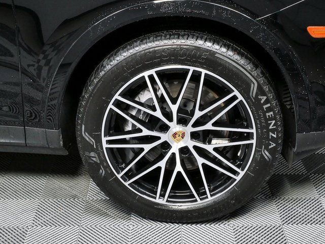Certified 2024 Porsche Cayenne AWD image 42