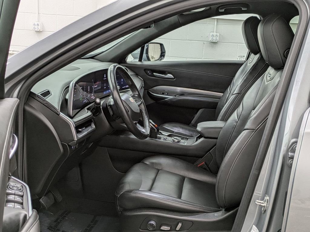 Used 2024 Cadillac XT4 Premium Luxury image 3
