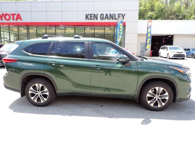Used 2023 Toyota Highlander XLE AWD/4WD image 2